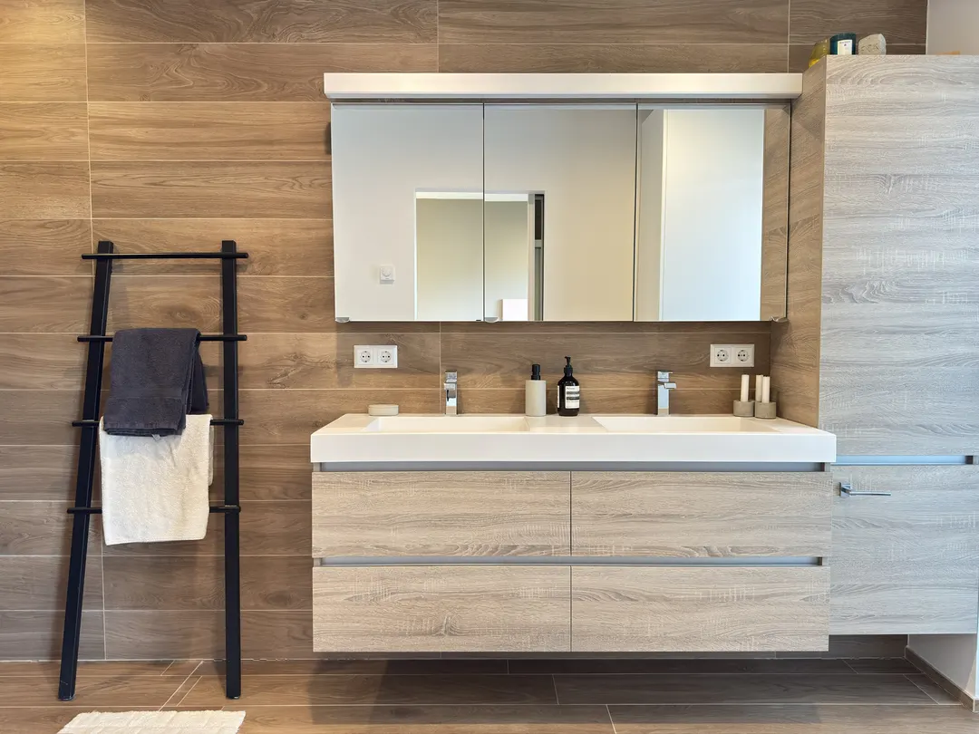 Double vasque sur meuble bois, armoire de toilette à miroir
