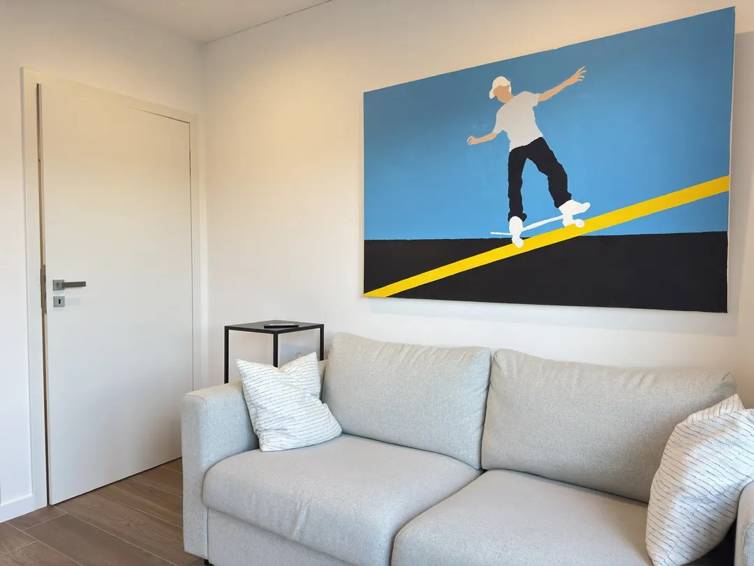 Chambre avec canapé et grande toile au mur